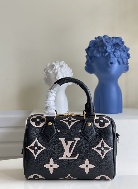 Exclusive M58953 Black Silk Screen] This Speedy Bandoulière 20 is a smart and stylish way to carry your everyday essentials. Crafted from smooth Monogram Empreinte grained leather with oversized Monogram embossing, it fe