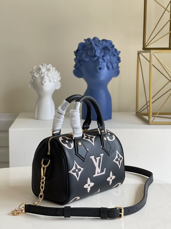 Exclusive M58953 Black Silk Screen] This Speedy Bandoulière 20 is a smart and stylish way to carry your everyday essentials. Crafted from smooth Monogram Empreinte grained leather with oversized Monogram embossing, it fe