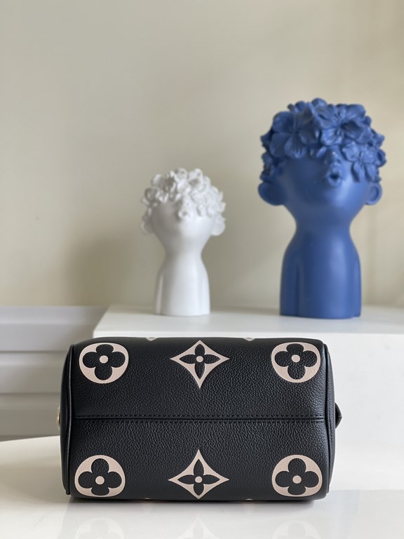 Exclusive M58953 Black Silk Screen] This Speedy Bandoulière 20 is a smart and stylish way to carry your everyday essentials. Crafted from smooth Monogram Empreinte grained leather with oversized Monogram embossing, it fe