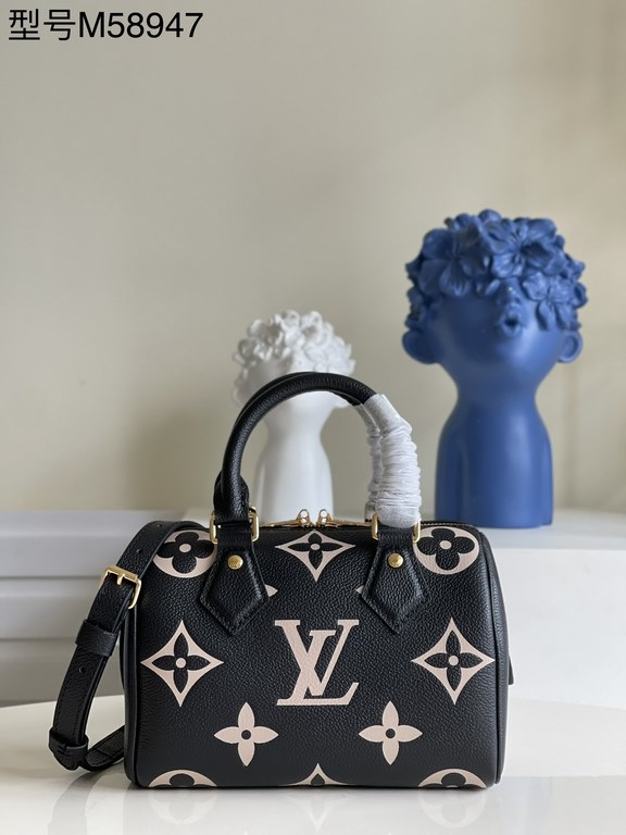 Exclusive M58953 Black Silk Screen] This Speedy Bandoulière 20 is a smart and stylish way to carry your everyday essentials. Crafted from smooth Monogram Empreinte grained leather with oversized Monogram embossing, it fe