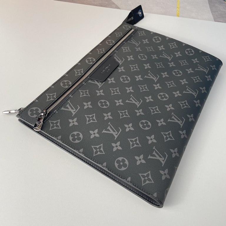 Top    Overseas Original M40481 Black Flower Exclusive Actual Photos! This Pochette 24H clutch is shaped in a slim, rounded configuration in classic-chic Monogram canvas, featuring an organza structure and internal patch