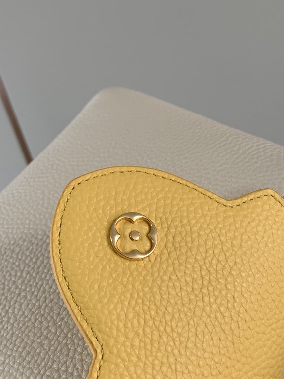 M59465 Pearl White with Pale Yellow Gold Buckle]A modern clash of shades in full-grain cowhide leather, this Capucines BB bag features the iconic LV alphabet and side loops, top handles and a detachable shoulder strap fo