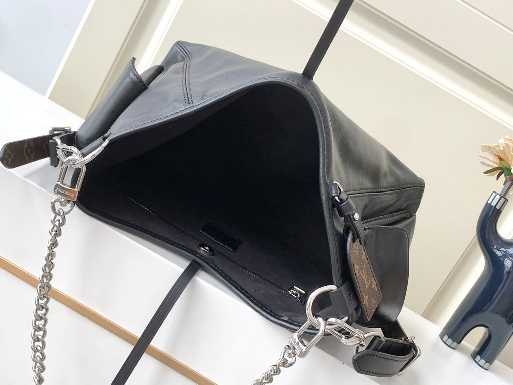 Top Model No. M24861This CarryAll Cargo pouch is fashioned from supple cowhide leather with a sleek, slightly wrinkled effect, and is set against a deep background of polished metal and slouchy shapes for day and nightti