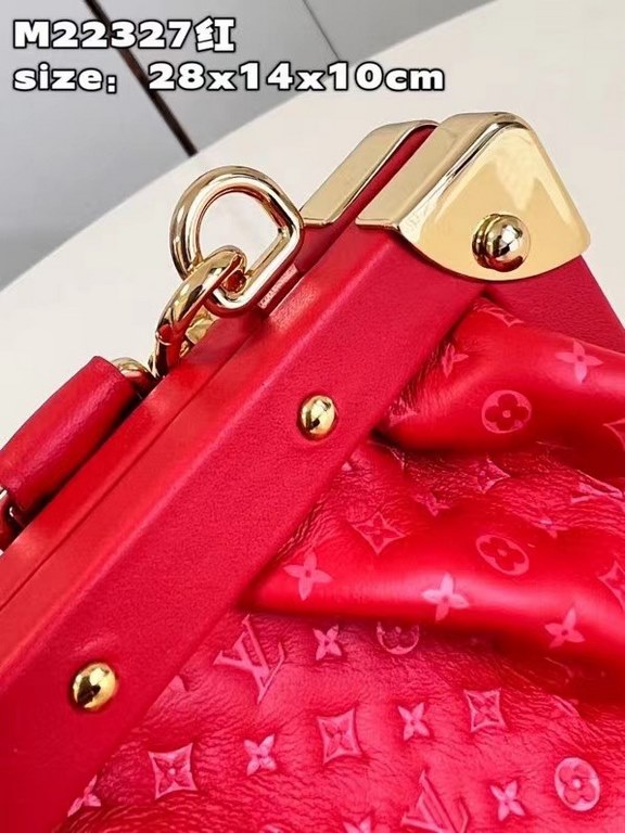 Exclusive M22327 Red 】The Monogram Clutch from the Nanogram Special Collection is made of soft cowhide leather and features a whimsically proportioned Monogram embossed pattern with a slight two-tone effect. A twisted ha