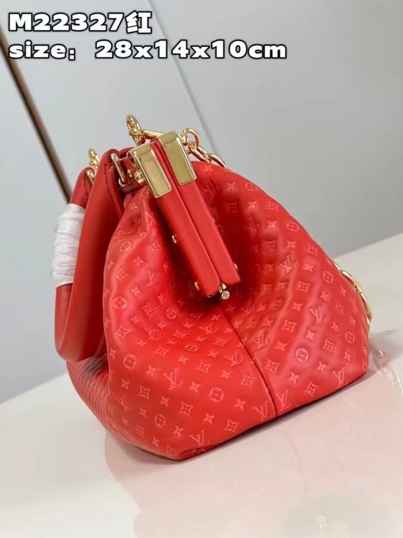 Exclusive M22327 Red 】The Monogram Clutch from the Nanogram Special Collection is made of soft cowhide leather and features a whimsically proportioned Monogram embossed pattern with a slight two-tone effect. A twisted ha