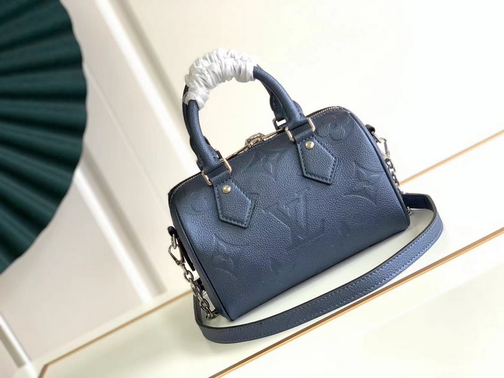 SpecialtyM58953 M58958 This Speedy Bandoulière 20 handbag is crafted in pearlescent Monogram Empreinte leather with an oversized Monogram pattern. The simple silhouette, Toron handles and engraved padlock are in keeping 