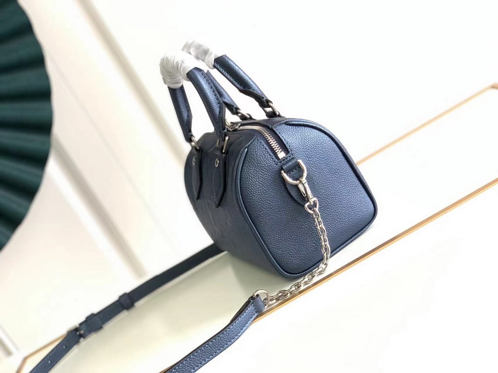 SpecialtyM58953 M58958 This Speedy Bandoulière 20 handbag is crafted in pearlescent Monogram Empreinte leather with an oversized Monogram pattern. The simple silhouette, Toron handles and engraved padlock are in keeping 