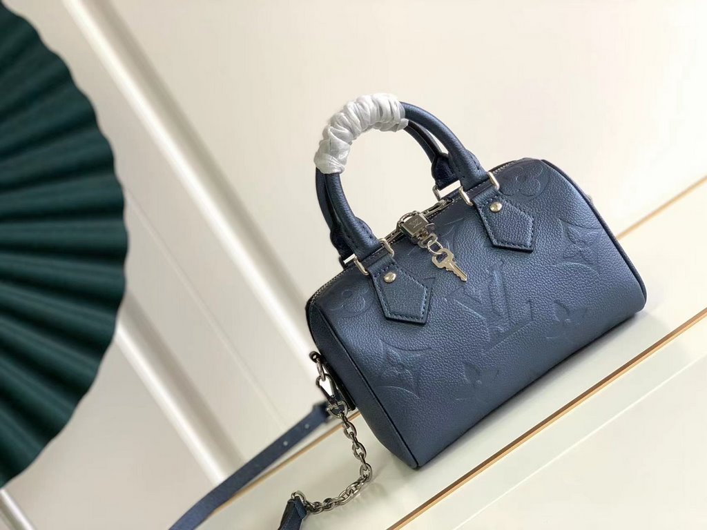 SpecialtyM58953 M58958 This Speedy Bandoulière 20 handbag is crafted in pearlescent Monogram Empreinte leather with an oversized Monogram pattern. The simple silhouette, Toron handles and engraved padlock are in keeping 