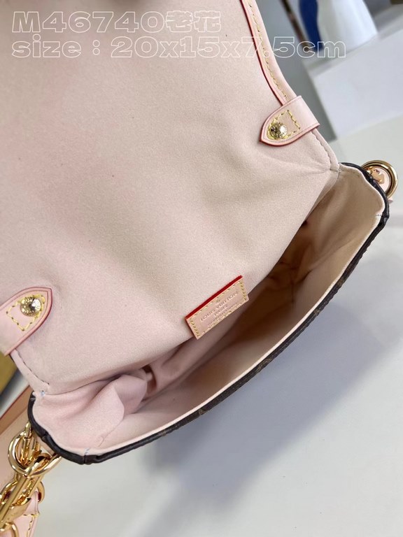 【Exclusive Actual M46740 Old Flower 】The Mini Gemini Monogram canvas Saumur BB handbag reinterprets a beloved archival design with modern style. The saddlebag shape and natural cowhide leather belt buckle evoke the eques