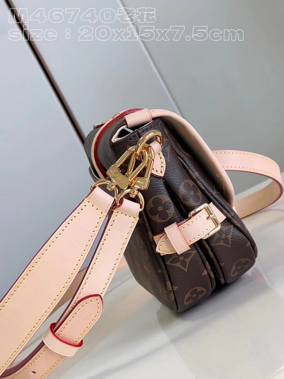 【Exclusive Actual M46740 Old Flower 】The Mini Gemini Monogram canvas Saumur BB handbag reinterprets a beloved archival design with modern style. The saddlebag shape and natural cowhide leather belt buckle evoke the eques