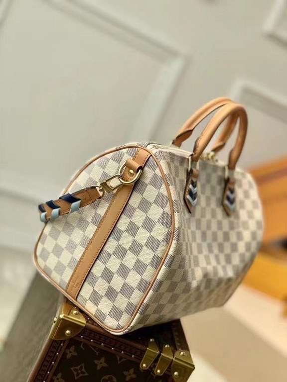 TopN50054 Pillow Bag speedy Collection SPEEDY BANDOULIèRE 30 Handbag Configured in Damier Azur canvas with a leather finish, the SPEEDY BANDOULIèRE handbag is fitted with a removable woven leather strap. Each leather str