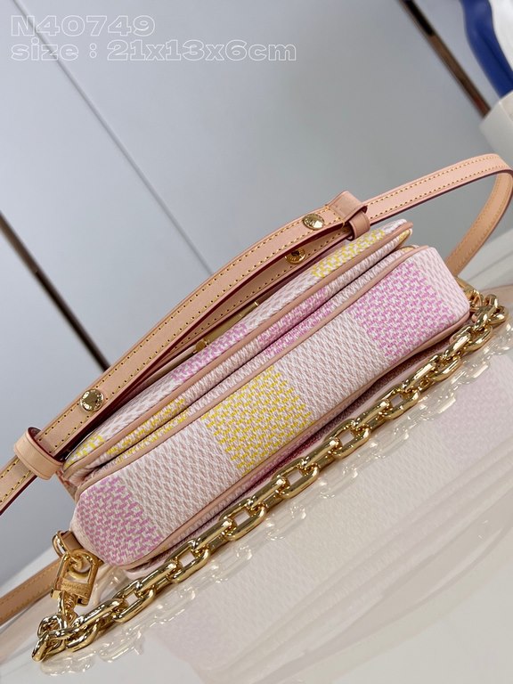 Exclusive N40749 】This Pochette Métis East West bag from the Damierlicious collection is made of Damier Giant canvas dipped in pastel shades. The on-trend silhouette features a neat interior with an S-lock closure, a sho