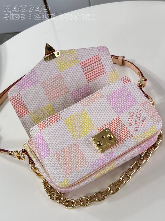 Exclusive N40749 】This Pochette Métis East West bag from the Damierlicious collection is made of Damier Giant canvas dipped in pastel shades. The on-trend silhouette features a neat interior with an S-lock closure, a sho