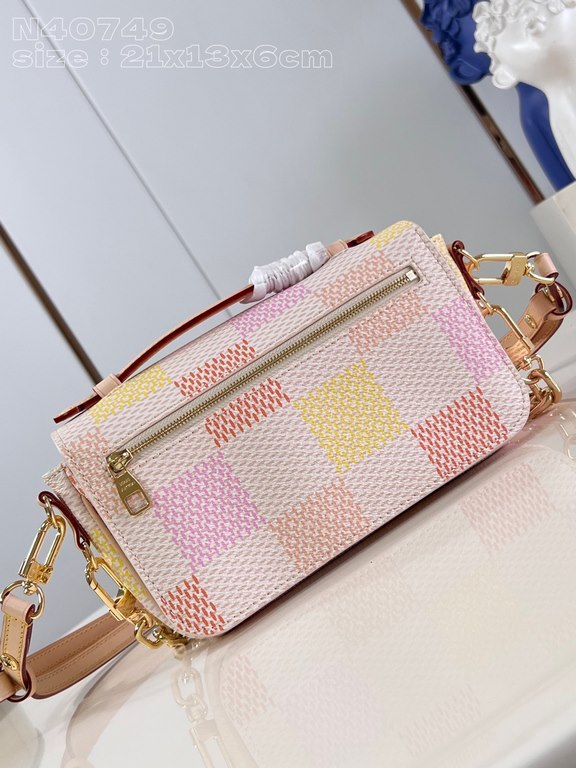 Exclusive N40749 】This Pochette Métis East West bag from the Damierlicious collection is made of Damier Giant canvas dipped in pastel shades. The on-trend silhouette features a neat interior with an S-lock closure, a sho