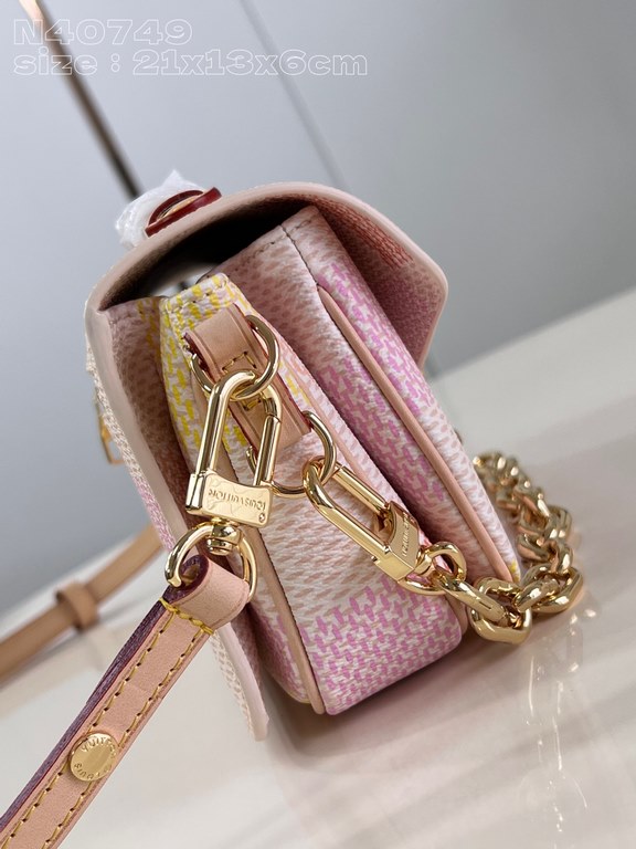 Exclusive N40749 】This Pochette Métis East West bag from the Damierlicious collection is made of Damier Giant canvas dipped in pastel shades. The on-trend silhouette features a neat interior with an S-lock closure, a sho