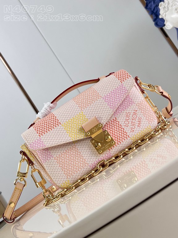 Exclusive N40749 】This Pochette Métis East West bag from the Damierlicious collection is made of Damier Giant canvas dipped in pastel shades. The on-trend silhouette features a neat interior with an S-lock closure, a sho