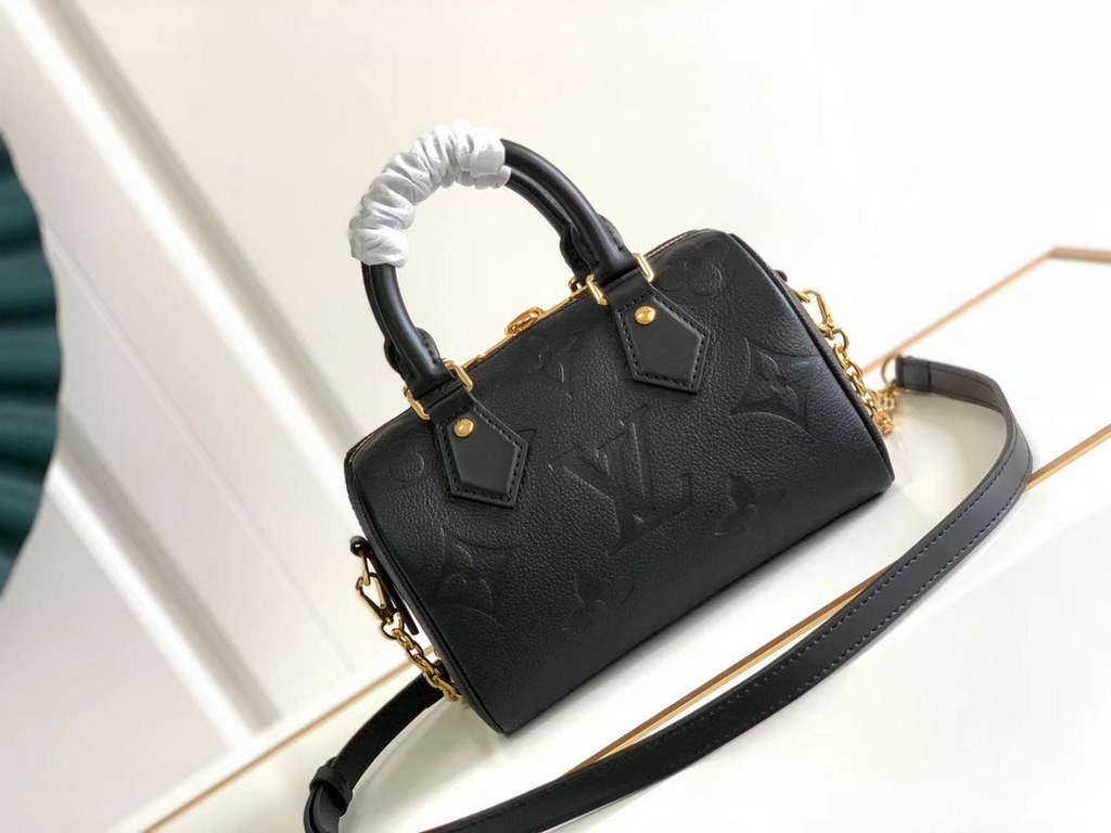 SpecialtyM58953 M58958 This Speedy Bandoulière 20 handbag is crafted in pearlescent Monogram Empreinte leather with an oversized Monogram pattern. The simple silhouette, Toron handles and engraved padlock are in keeping 