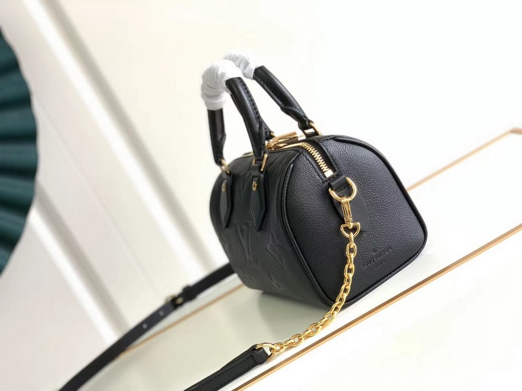 SpecialtyM58953 M58958 This Speedy Bandoulière 20 handbag is crafted in pearlescent Monogram Empreinte leather with an oversized Monogram pattern. The simple silhouette, Toron handles and engraved padlock are in keeping 