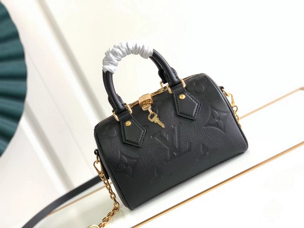 SpecialtyM58953 M58958 This Speedy Bandoulière 20 handbag is crafted in pearlescent Monogram Empreinte leather with an oversized Monogram pattern. The simple silhouette, Toron handles and engraved padlock are in keeping 