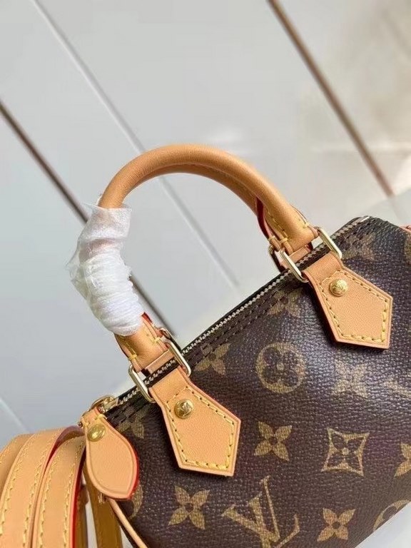 [M81085 Yellow Leather] Crafted in classic Monogram canvas, the Nano Speedy handbag exudes ultimate femininity and is ideal for carrying your everyday essentials. The perfect miniature version of the prototype Speedy bag