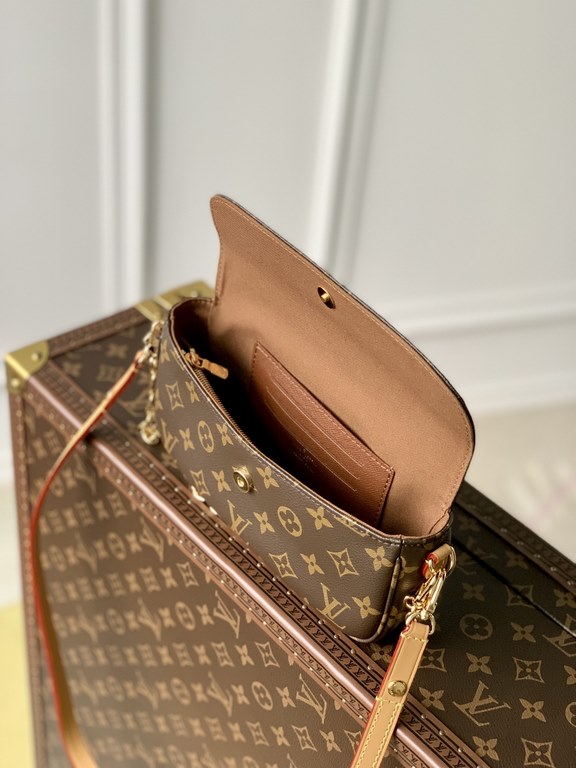 Comes fully packagedThe top-of-the-line M81911 Wallet On Chain Ivy handbag is made of Monogram canvas, inspired by the Sac Recoleta handbags of the 2000s. A card compartment and zippered interior pocket hold your daily n