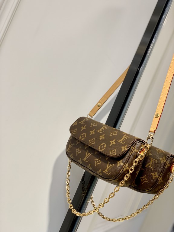 Comes fully packagedThe top-of-the-line M81911 Wallet On Chain Ivy handbag is made of Monogram canvas, inspired by the Sac Recoleta handbags of the 2000s. A card compartment and zippered interior pocket hold your daily n