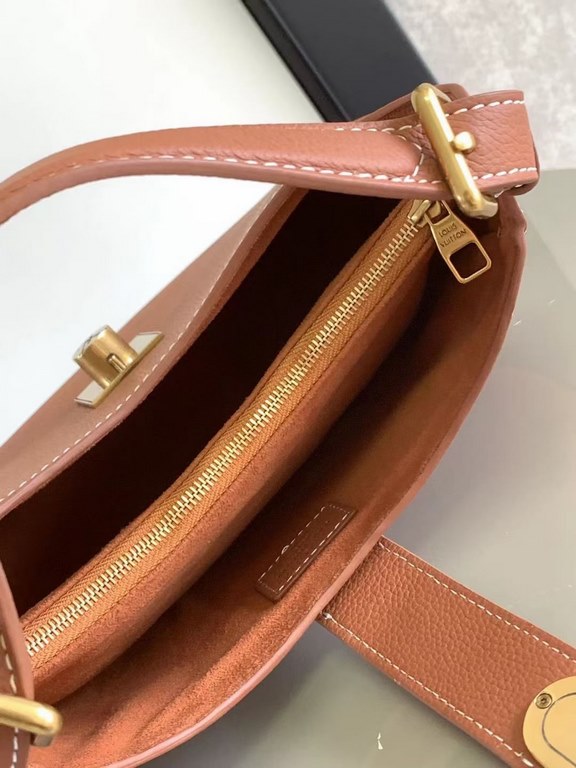 Top M24611 M24990This Low Key Shoulder Bag reaffirms the brand's mastery of craftsmanship with its gorgeous design. In soft cowhide leather in a subdued palette, the adjustable shoulder strap and suede lining add a sophi