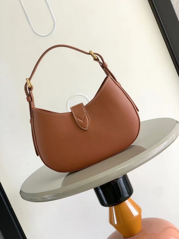 Top M24611 M24990This Low Key Shoulder Bag reaffirms the brand's mastery of craftsmanship with its gorgeous design. In soft cowhide leather in a subdued palette, the adjustable shoulder strap and suede lining add a sophi