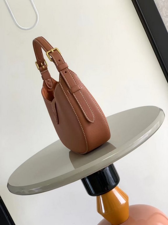 Top M24611 M24990This Low Key Shoulder Bag reaffirms the brand's mastery of craftsmanship with its gorgeous design. In soft cowhide leather in a subdued palette, the adjustable shoulder strap and suede lining add a sophi