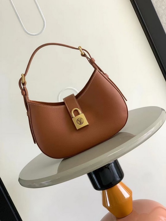 Top M24611 M24990This Low Key Shoulder Bag reaffirms the brand's mastery of craftsmanship with its gorgeous design. In soft cowhide leather in a subdued palette, the adjustable shoulder strap and suede lining add a sophi