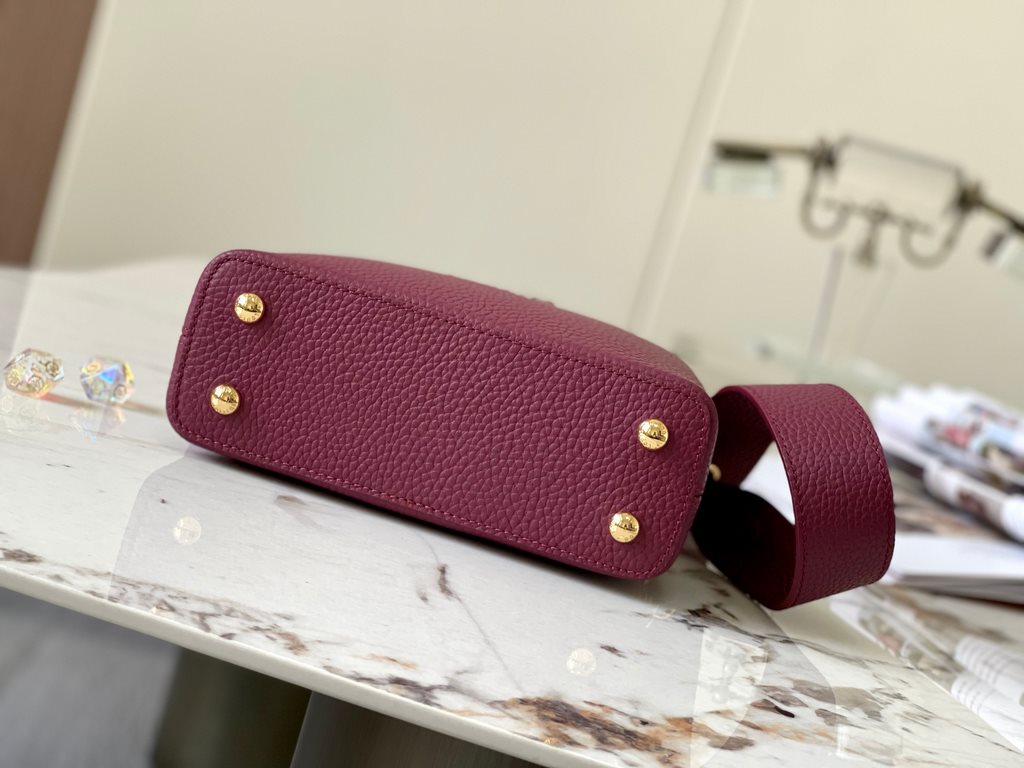 PremiumN82067 Grape Purple with Parisian Pink Python and Gold BucklesIn grained Taurillon leather with python flap, top handle and LV monogram, this Capucines mini bag has a luxurious feel. The contrasting light-colored 