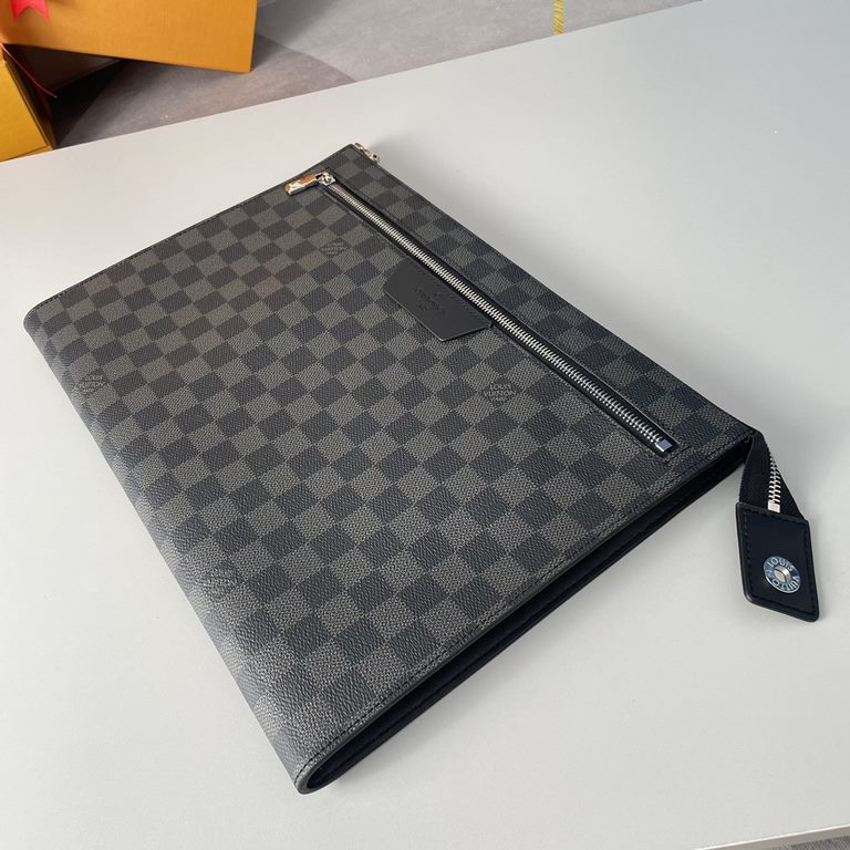 Top    Overseas Original N40481 Black Grid Exclusive Actual Photos! This Pochette 24H clutch is shaped in a slim, rounded configuration in classic-chic Monogram canvas, featuring an organza structure and internal patch p