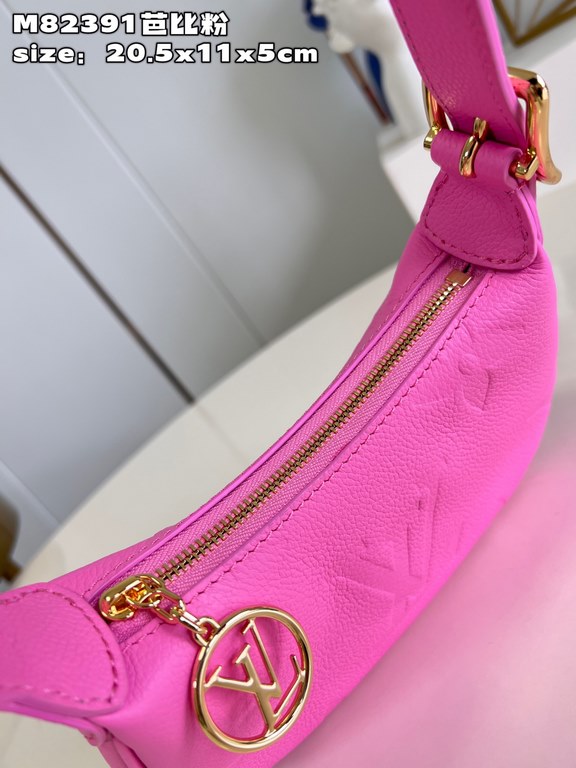 Exclusive M82391 Barbie Pink 】M82487 Mini Moon is crafted from supple Monogram Empreinte embossed leather, with eye-catching details such as the LV Circle logo on the zipper closure reflecting its jewel-like brilliance. 