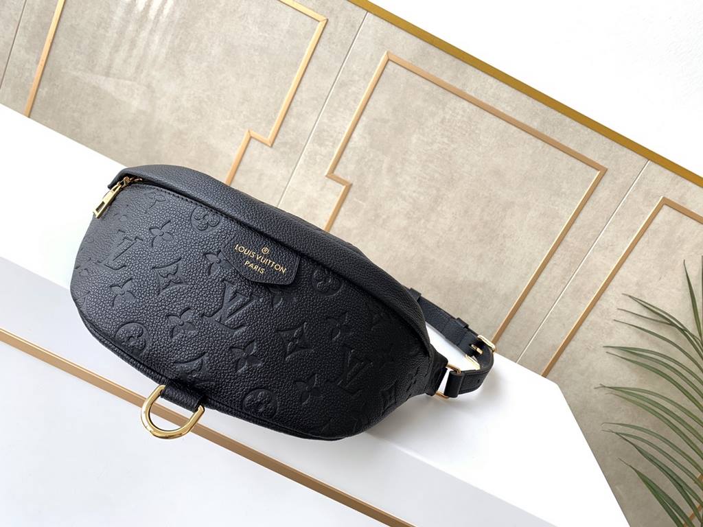 SpecialLouis Vuitton new models to come! Counter quality, original single goods, physical reality!  M44836 white M44812 black leather BUMBAG chest bag, pattern models can be used as a fanny pack, shoulder bag, cross-body