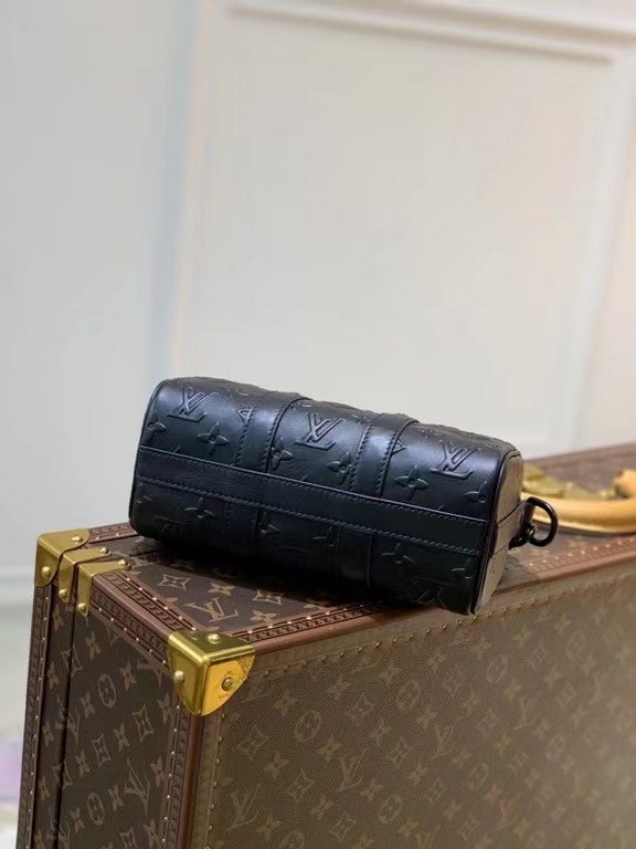 Top M57960 black full leather speedy KEEPALL XS handbag The Keepall XS handbag is a distillation of Louis Vuitton's classic Keepall travel bag design, with Monogram Seal cowhide reflecting the iconic Monogram embossing f