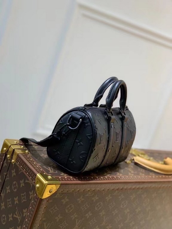 Top M57960 black full leather speedy KEEPALL XS handbag The Keepall XS handbag is a distillation of Louis Vuitton's classic Keepall travel bag design, with Monogram Seal cowhide reflecting the iconic Monogram embossing f