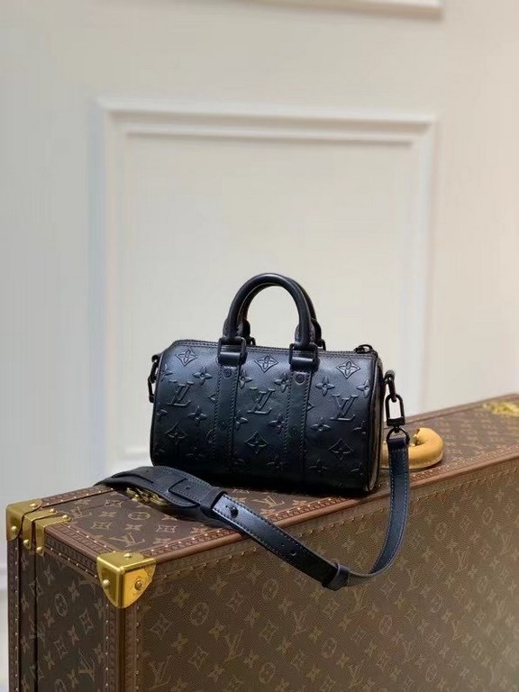 Top M57960 black full leather speedy KEEPALL XS handbag The Keepall XS handbag is a distillation of Louis Vuitton's classic Keepall travel bag design, with Monogram Seal cowhide reflecting the iconic Monogram embossing f