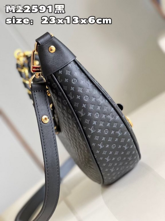 Exclusive M22591 Black 】The Loop bag, made of cowhide leather, is decorated with a miniature version of the Monogram pattern. The colorful silkscreened LV monogram logo and Monogram floral pattern create a gentle contras