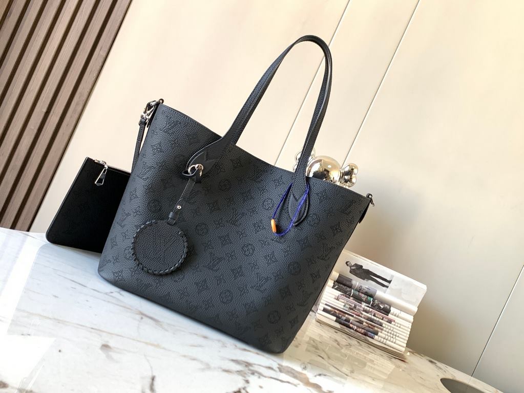 Special gradeM21850 Black]The Blossom large handbag is made from perforated cowhide leather in a laid-back style that's practical and functional. The interior compartment features a removable zippered pocket to hold your