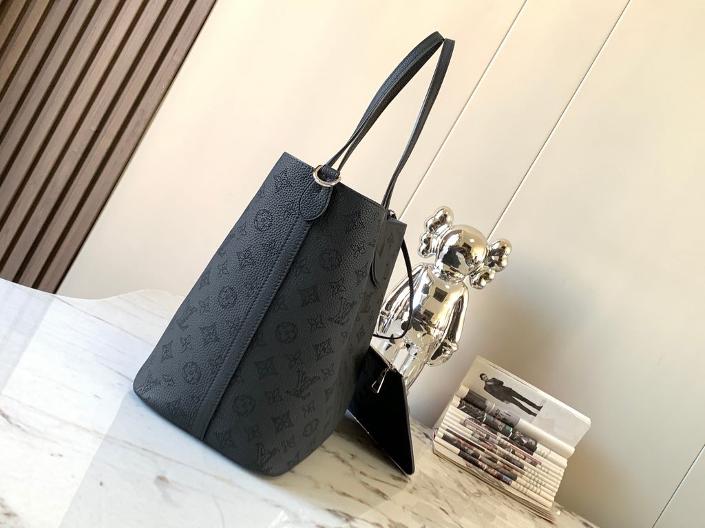 Special gradeM21850 Black]The Blossom large handbag is made from perforated cowhide leather in a laid-back style that's practical and functional. The interior compartment features a removable zippered pocket to hold your