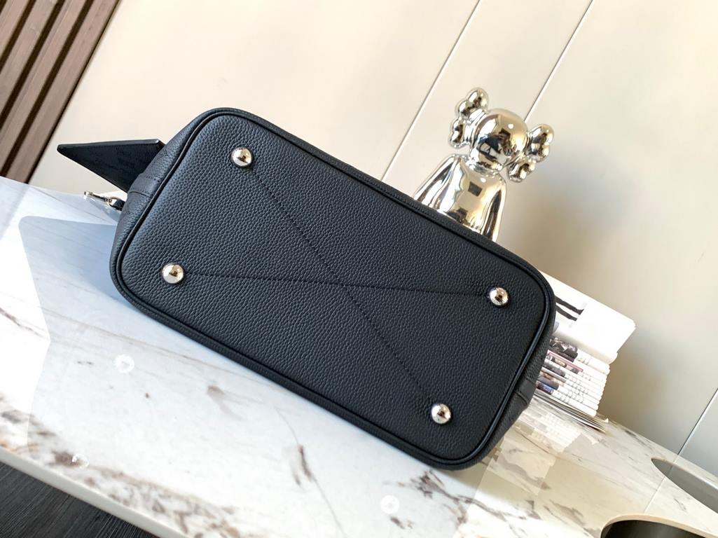 Special gradeM21850 Black]The Blossom large handbag is made from perforated cowhide leather in a laid-back style that's practical and functional. The interior compartment features a removable zippered pocket to hold your