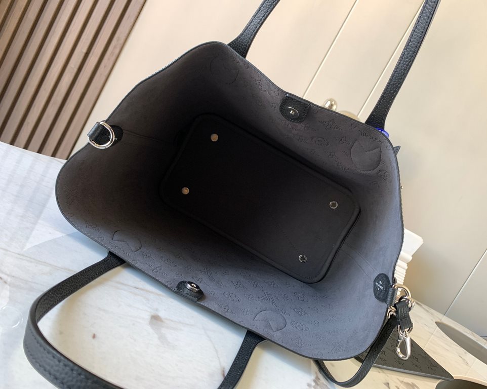 Special gradeM21850 Black]The Blossom large handbag is made from perforated cowhide leather in a laid-back style that's practical and functional. The interior compartment features a removable zippered pocket to hold your