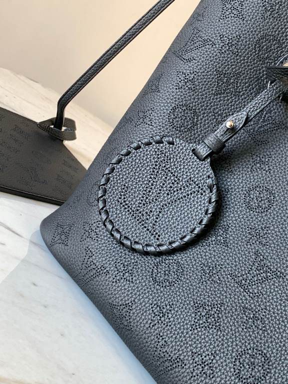 Special gradeM21850 Black]The Blossom large handbag is made from perforated cowhide leather in a laid-back style that's practical and functional. The interior compartment features a removable zippered pocket to hold your