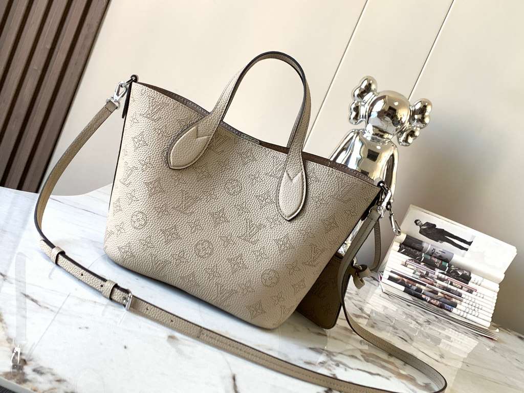 Special grade[ M21849 Elephant Gray].This Blossom pouch is crafted from openwork perforated cowhide leather for a laid-back look that's as practical as it is functional. The interior compartment features a removable zipp