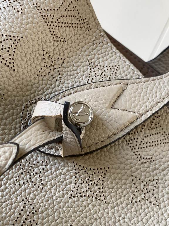 Special grade[ M21849 Elephant Gray].This Blossom pouch is crafted from openwork perforated cowhide leather for a laid-back look that's as practical as it is functional. The interior compartment features a removable zipp