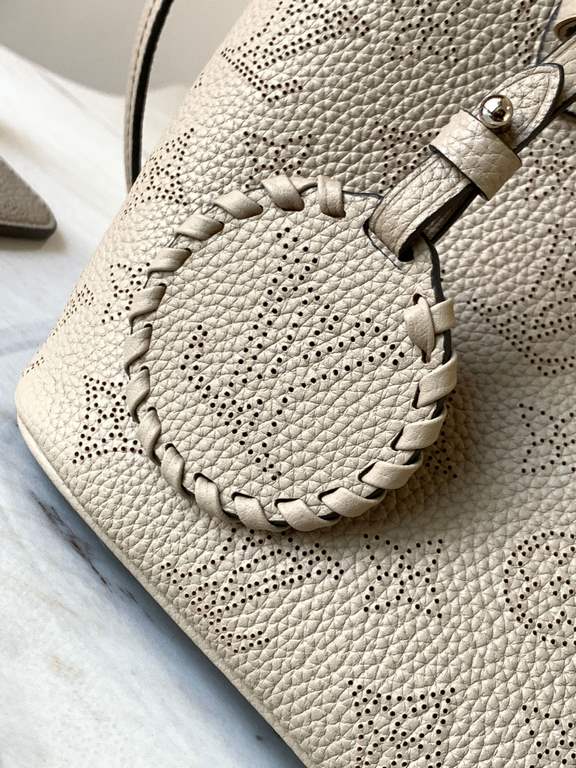 Special grade[ M21849 Elephant Gray].This Blossom pouch is crafted from openwork perforated cowhide leather for a laid-back look that's as practical as it is functional. The interior compartment features a removable zipp