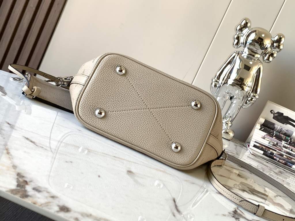 Special grade[ M21849 Elephant Gray].This Blossom pouch is crafted from openwork perforated cowhide leather for a laid-back look that's as practical as it is functional. The interior compartment features a removable zipp