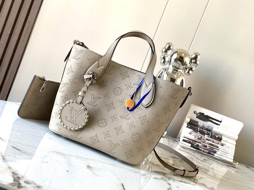 Special grade[ M21849 Elephant Gray].This Blossom pouch is crafted from openwork perforated cowhide leather for a laid-back look that's as practical as it is functional. The interior compartment features a removable zipp