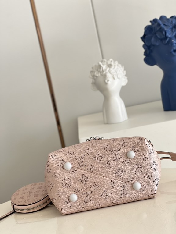 SpecialtyM58791 Pearlescent Pink] M58792 M57068 M57201 The Bella Bucket Bag is crafted from cut-out cowhide leather with a metallic sheen that accentuates the perforated Monogram pattern. The sleek silhouette and round-n