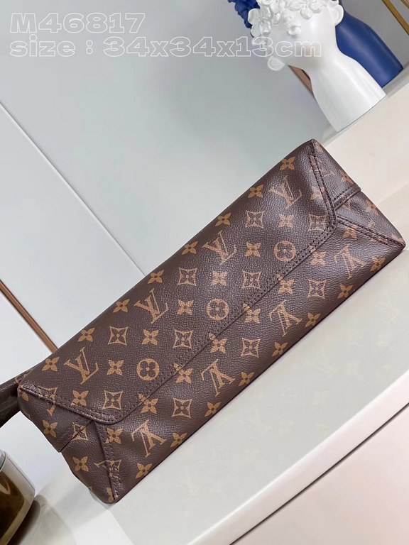 Exclusive M46817 】This large Atlantis bag is made from Monogram canvas and features an innovative shopper shape with an attention-grabbing LV monogram nameplate that emphasizes the brand's identity. The zippered interior